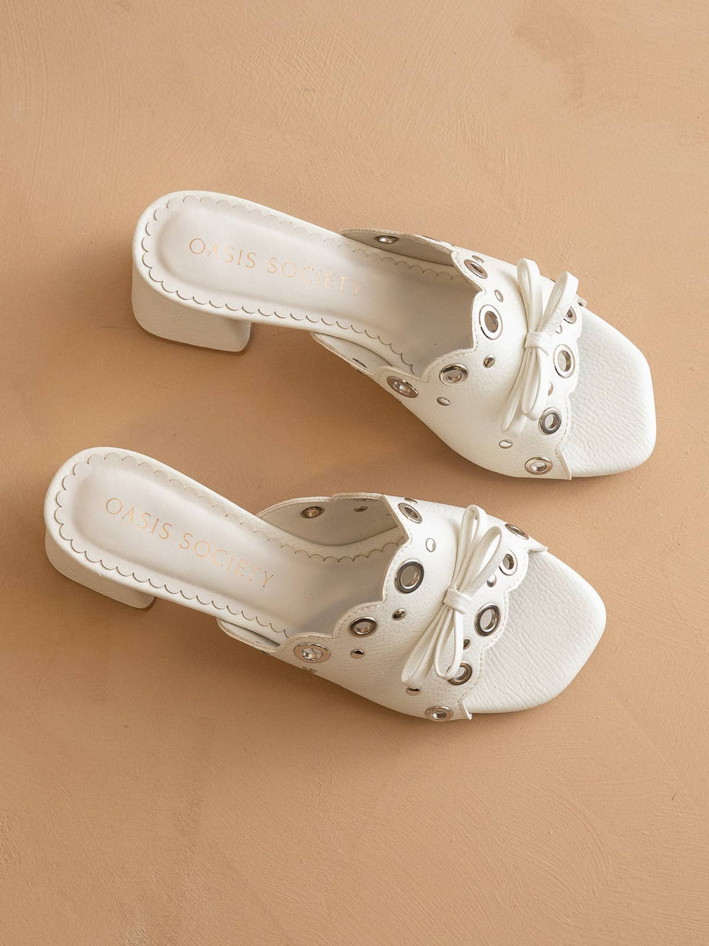 The Bella | White Scalloped Mule with Bow