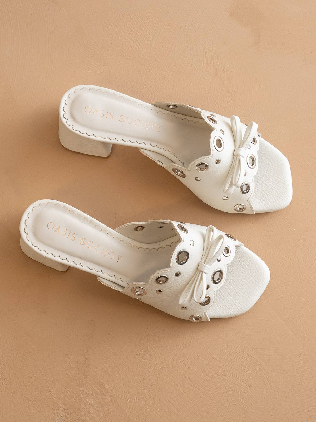 The Bella | White Scalloped Mule with Bow
